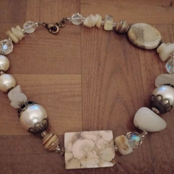 Womens Faux Pearl Beaded Necklace Adjustable 14-16" - Picture 2 of 2